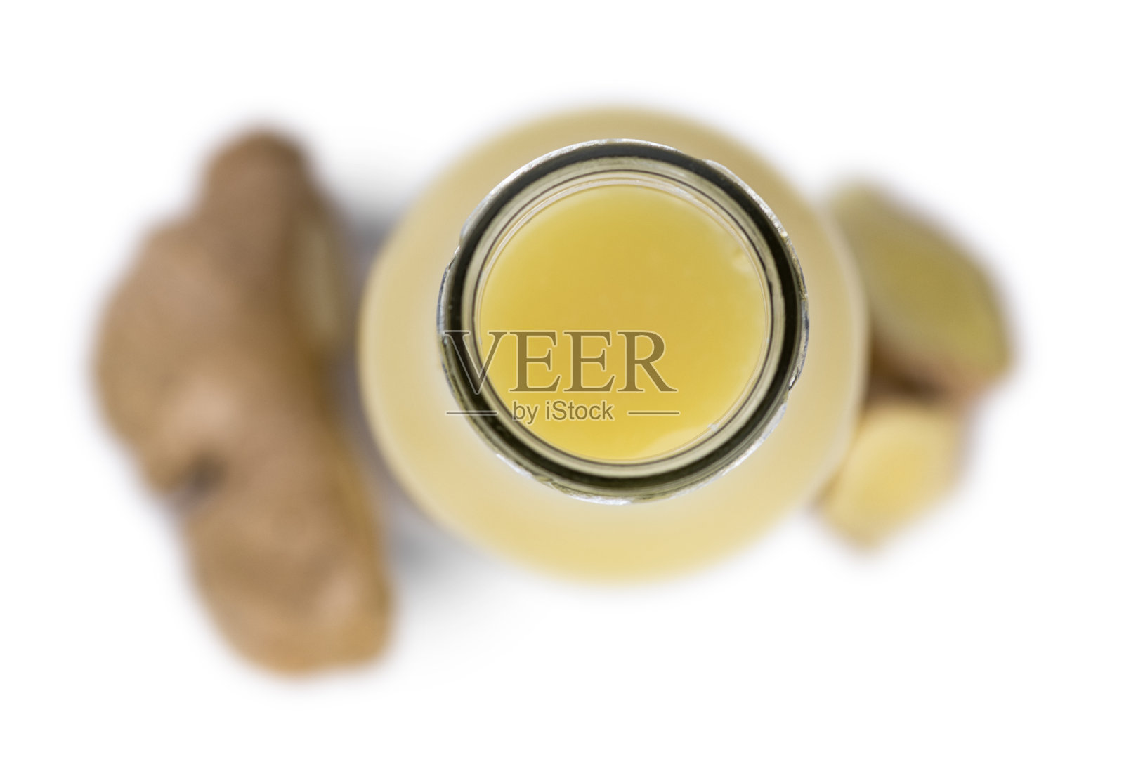 姜汁饮料孤立于白色背景上(选择性聚焦;特写镜头)照片摄影图片