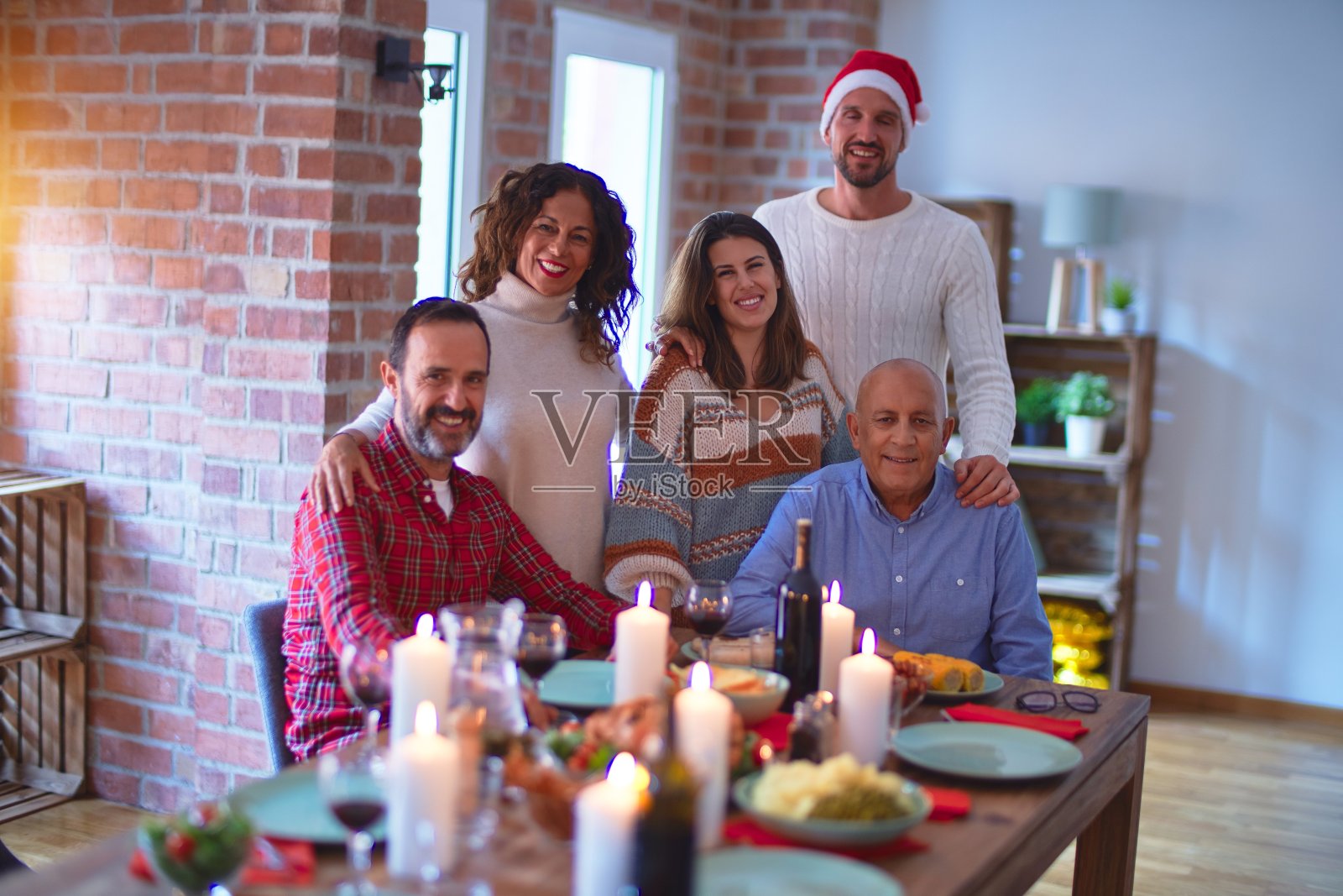 美丽的家庭微笑幸福自信。在家和圣诞树一起庆祝圣诞节照片摄影图片