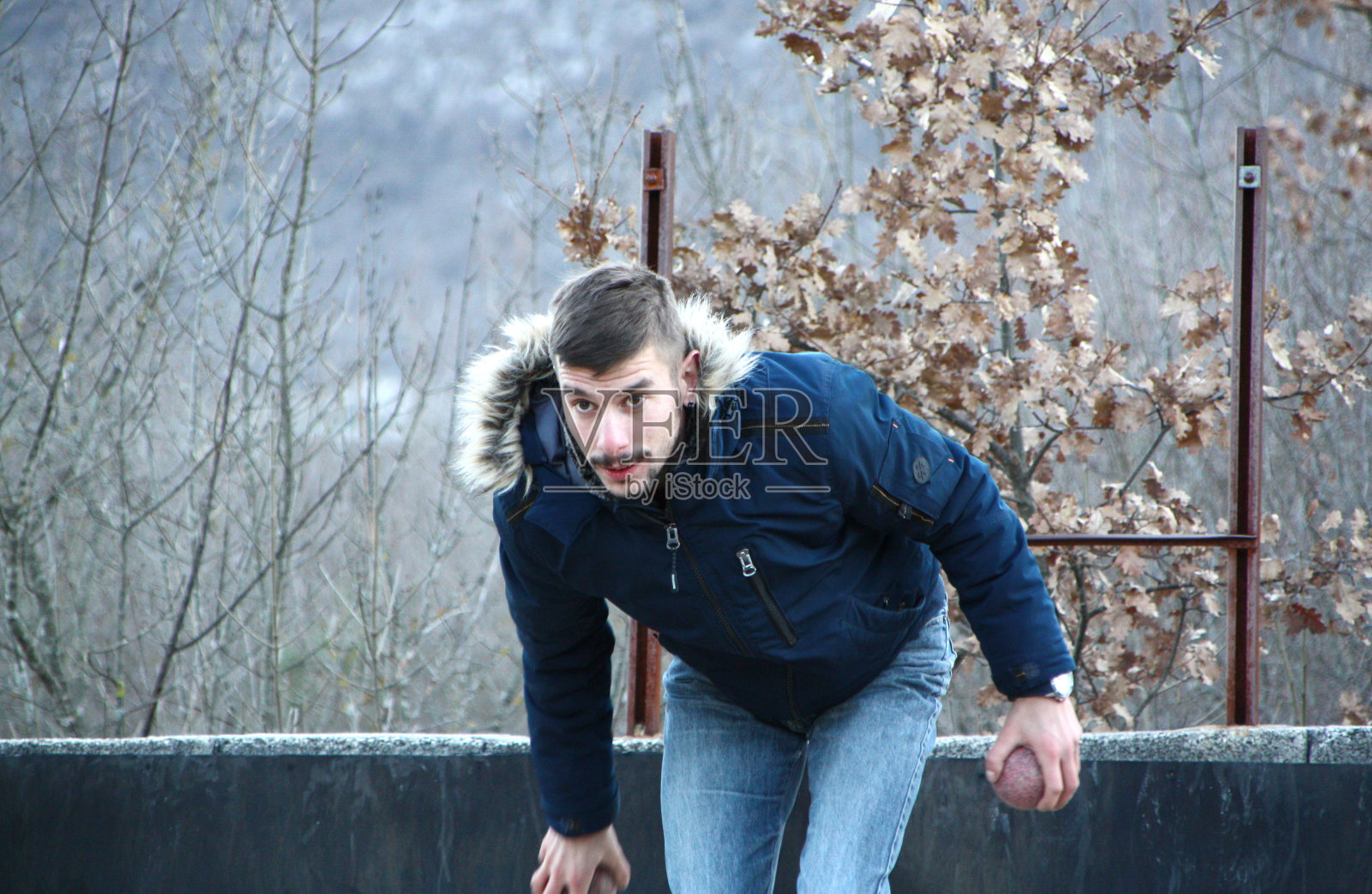 英俊的年轻人在外面玩地滚球照片摄影图片