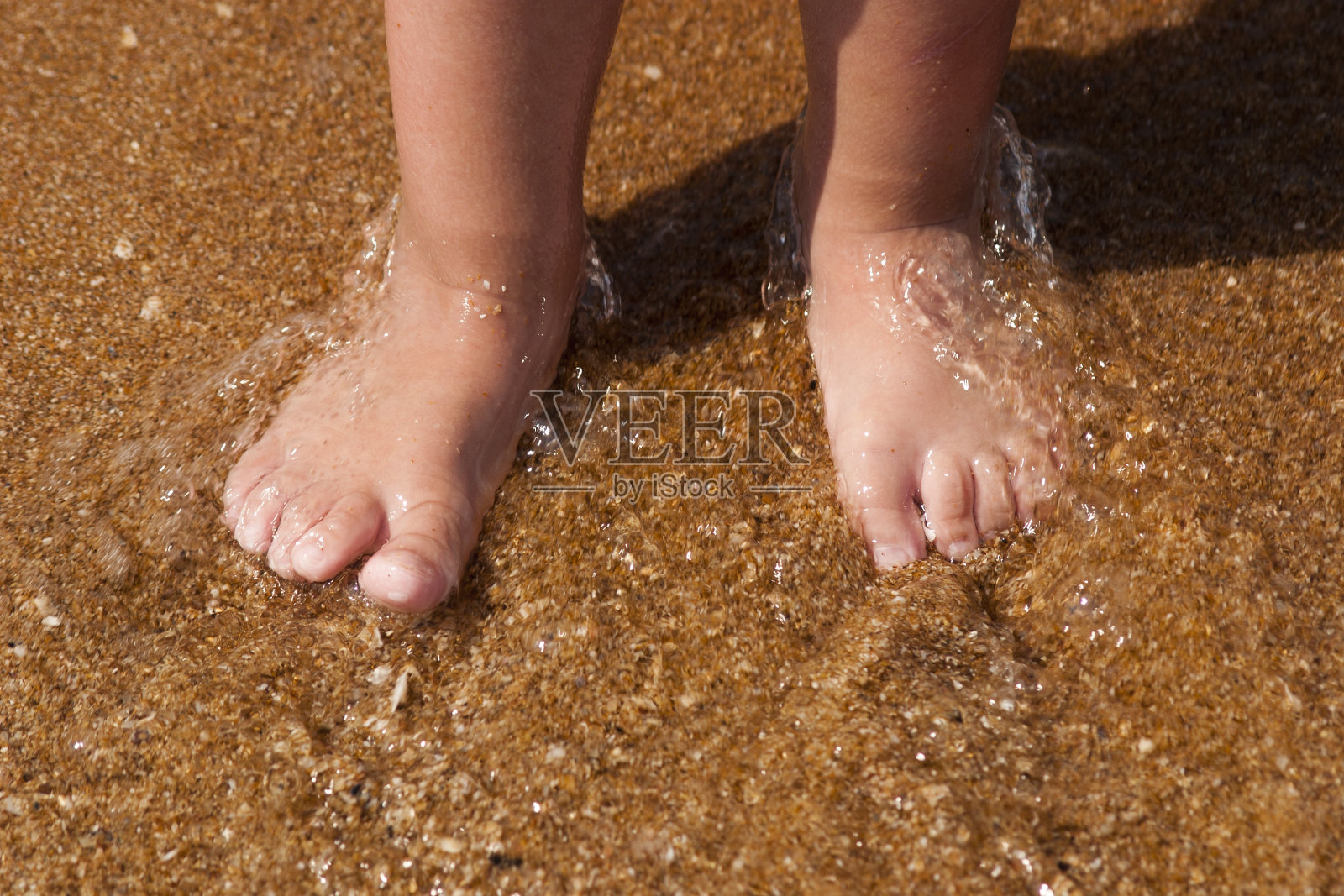 孩子们的腿在海边照片摄影图片