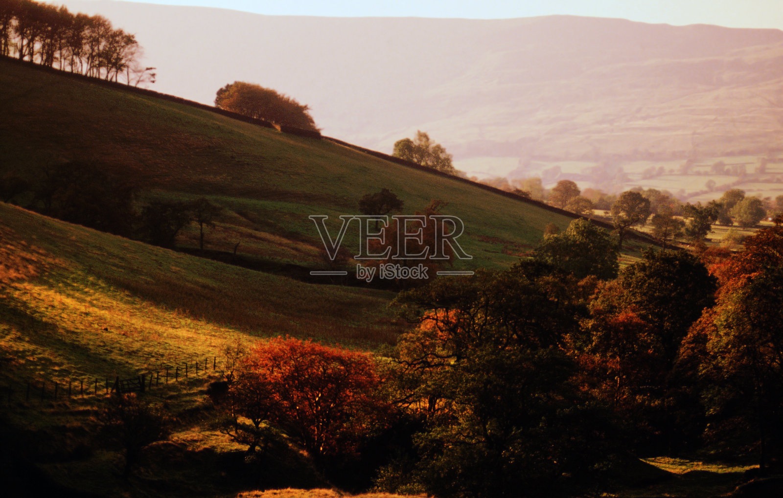 俯瞰山顶地区的丘陵和山谷的风景,英国德比郡在一个雾蒙蒙的早晨-拍摄的电影照片摄影图片
