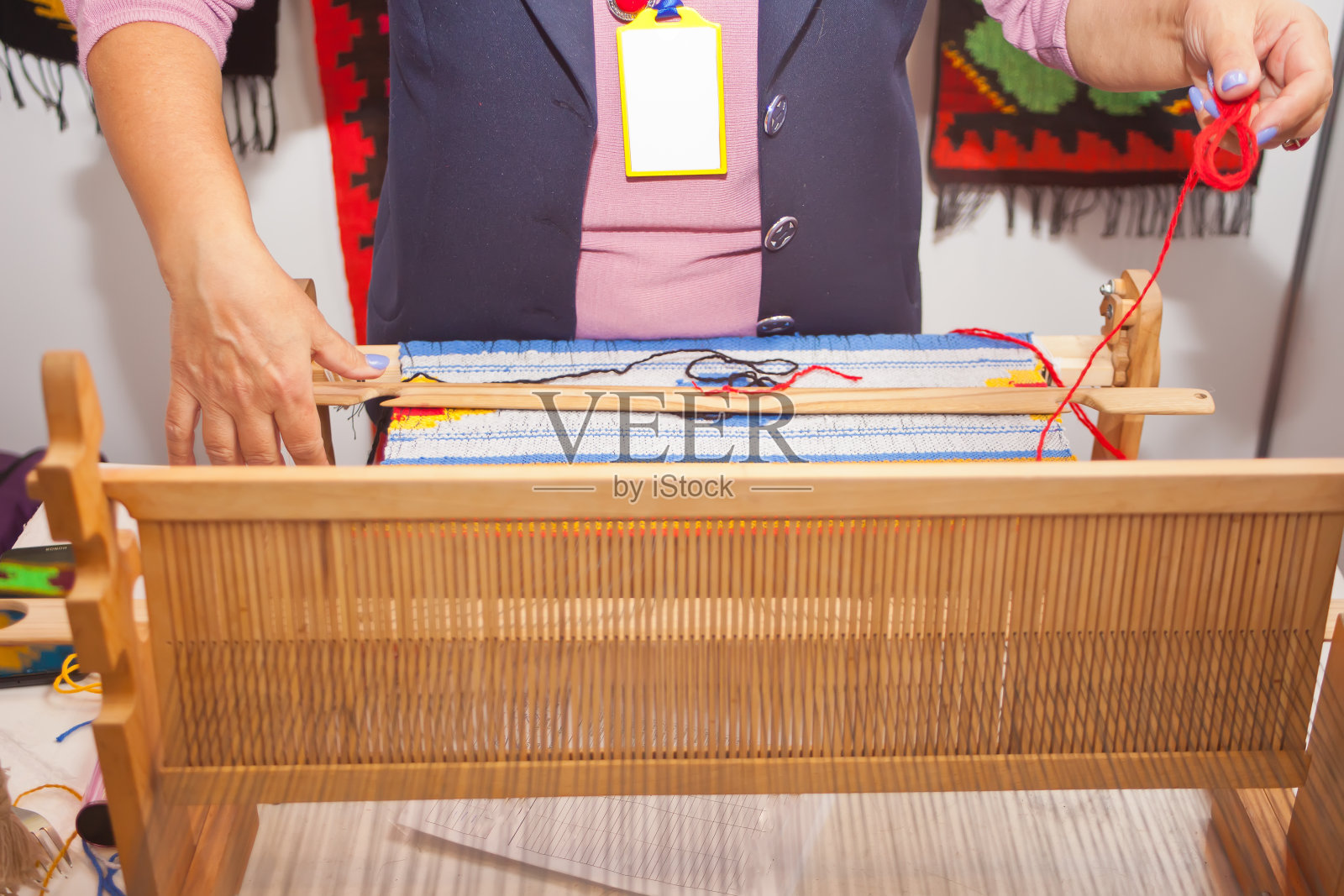 妇女在织布机上手工编织照片摄影图片