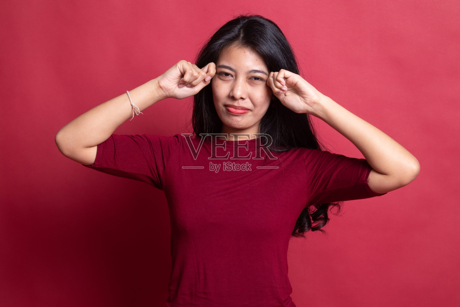 年轻的亚洲女人伤心和哭泣。照片摄影图片