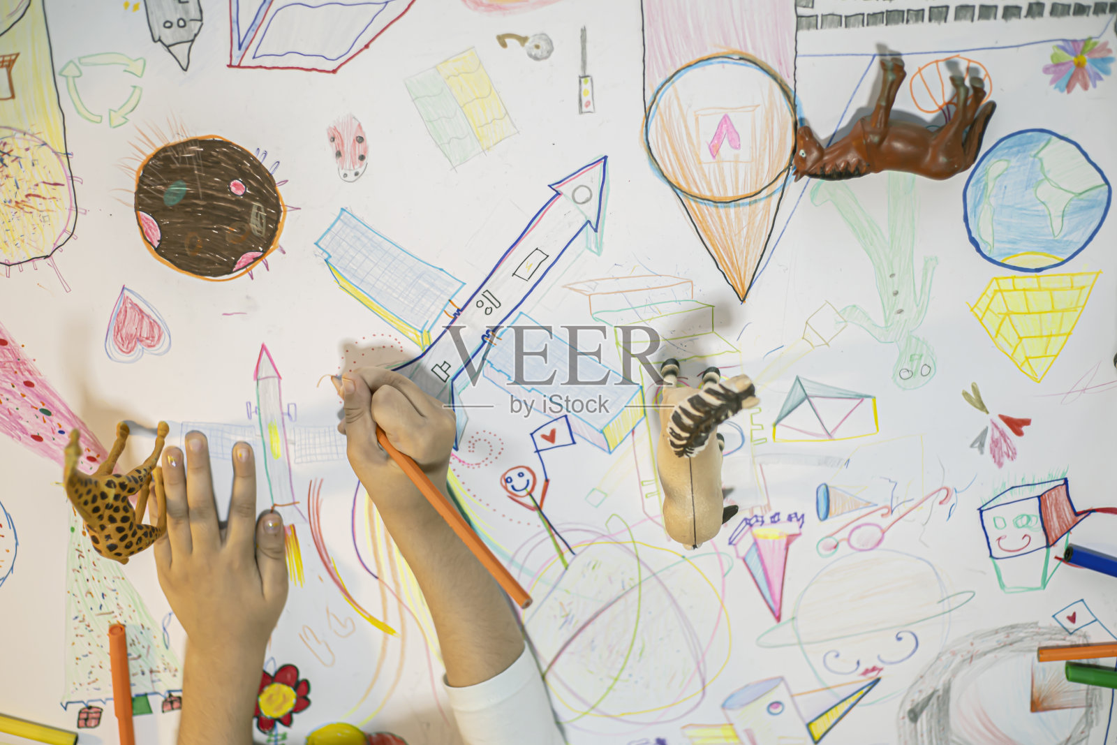 孩子们画的地球照片摄影图片