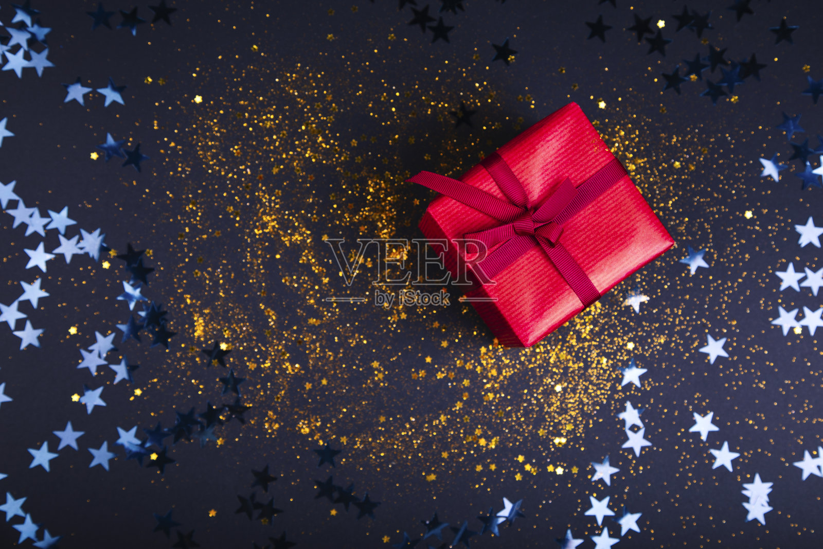 手工制作的小礼盒,上面点缀着闪亮的装饰品照片摄影图片