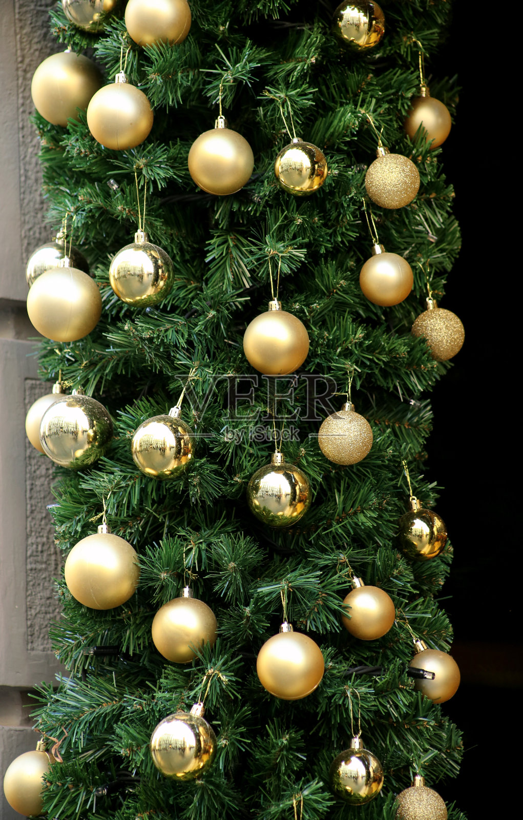 传统的装饰圣诞花环由绿色冷杉或云杉树枝和发光的花环户外。用树枝、松木、金色和银色的圣诞球来装饰新年假期。照片摄影图片