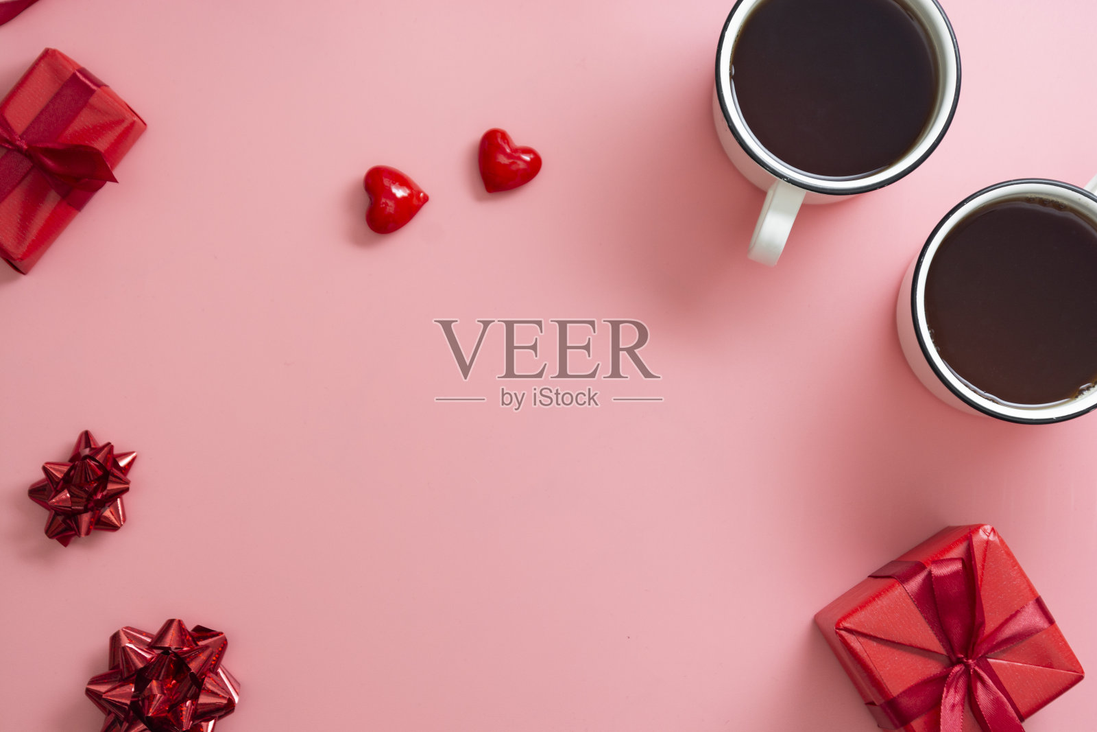情人节的粉色背景。平面放置的两个杯子和红色礼品盒,心,模拟与复制空间。照片摄影图片