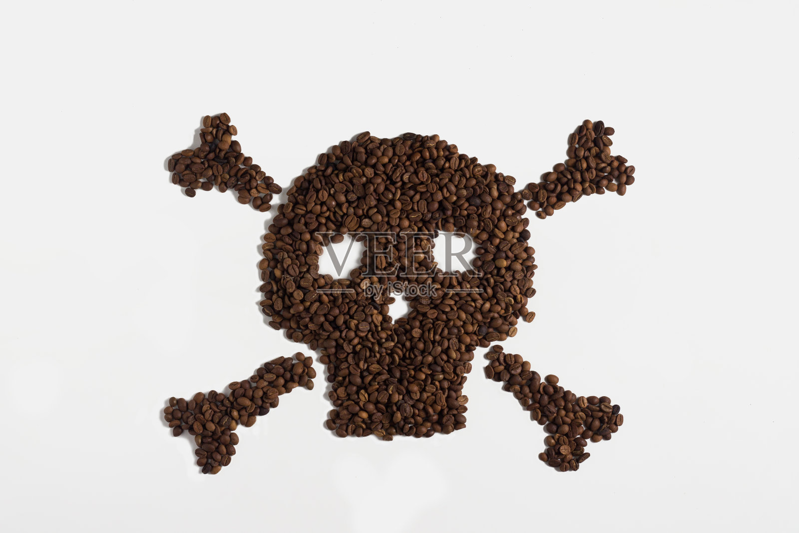 头骨形状的咖啡豆在白色的背景照片摄影图片