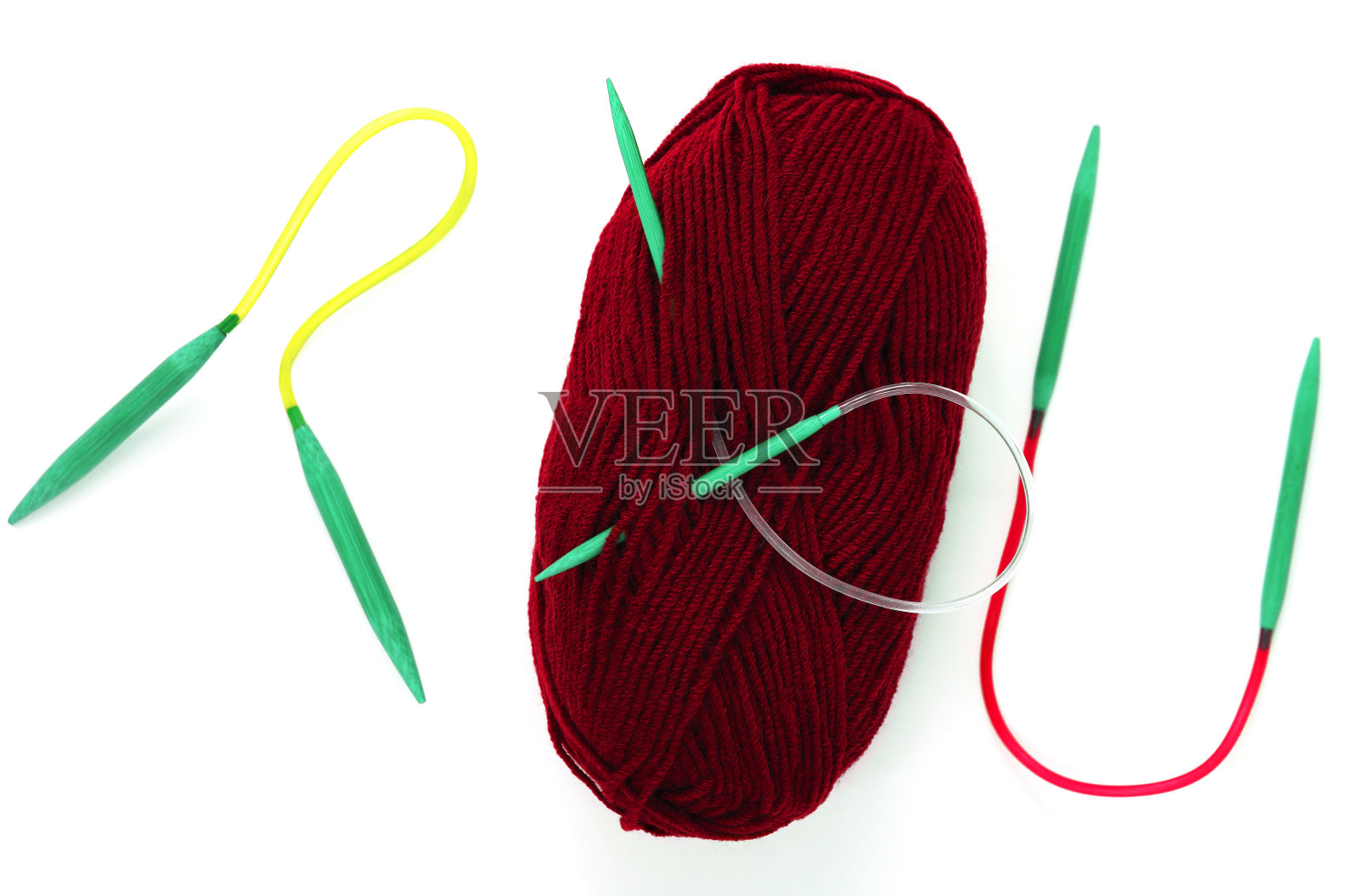 手工编织和钩编用纱线绞纱,在白色背景上分离。有针的软毛线球。扭曲的汉克线程照片摄影图片