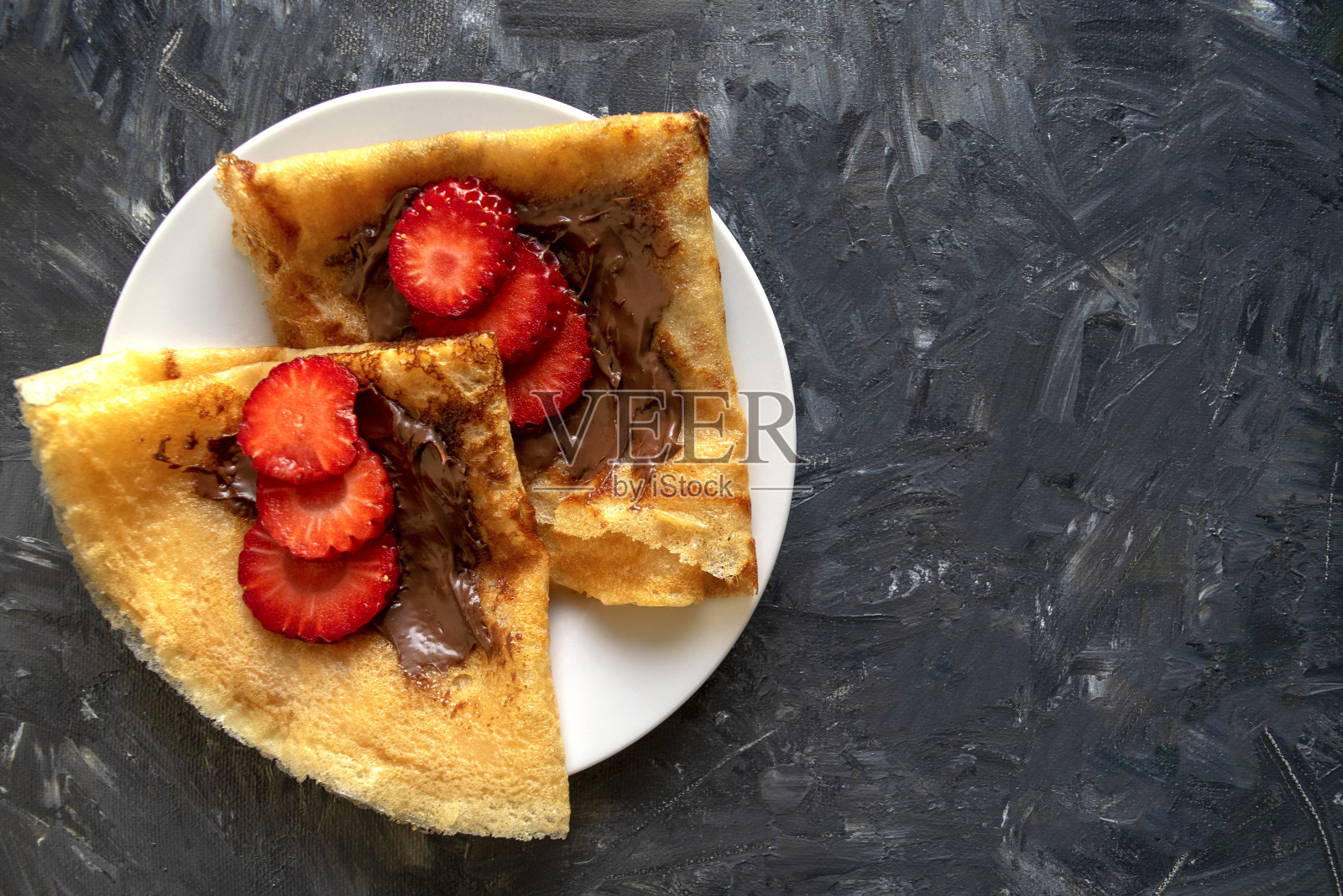 巧克力草莓薄煎饼照片摄影图片