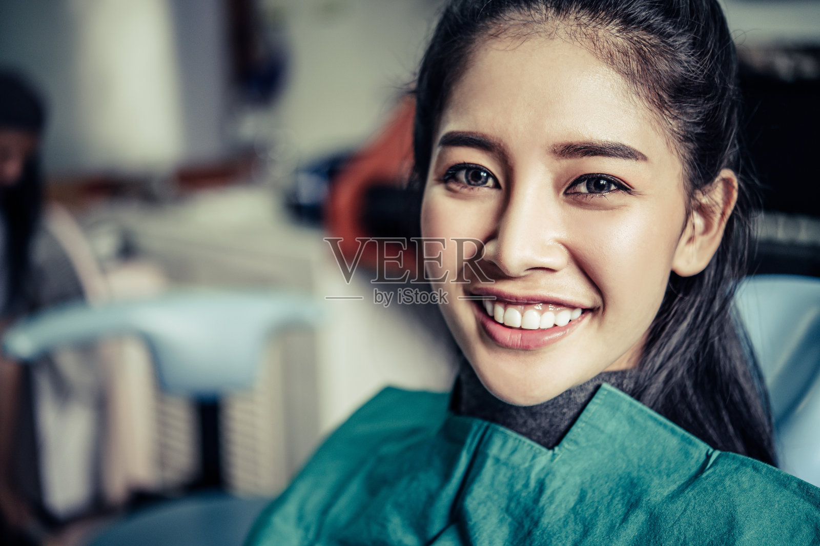 牙医检查病人的牙齿。照片摄影图片