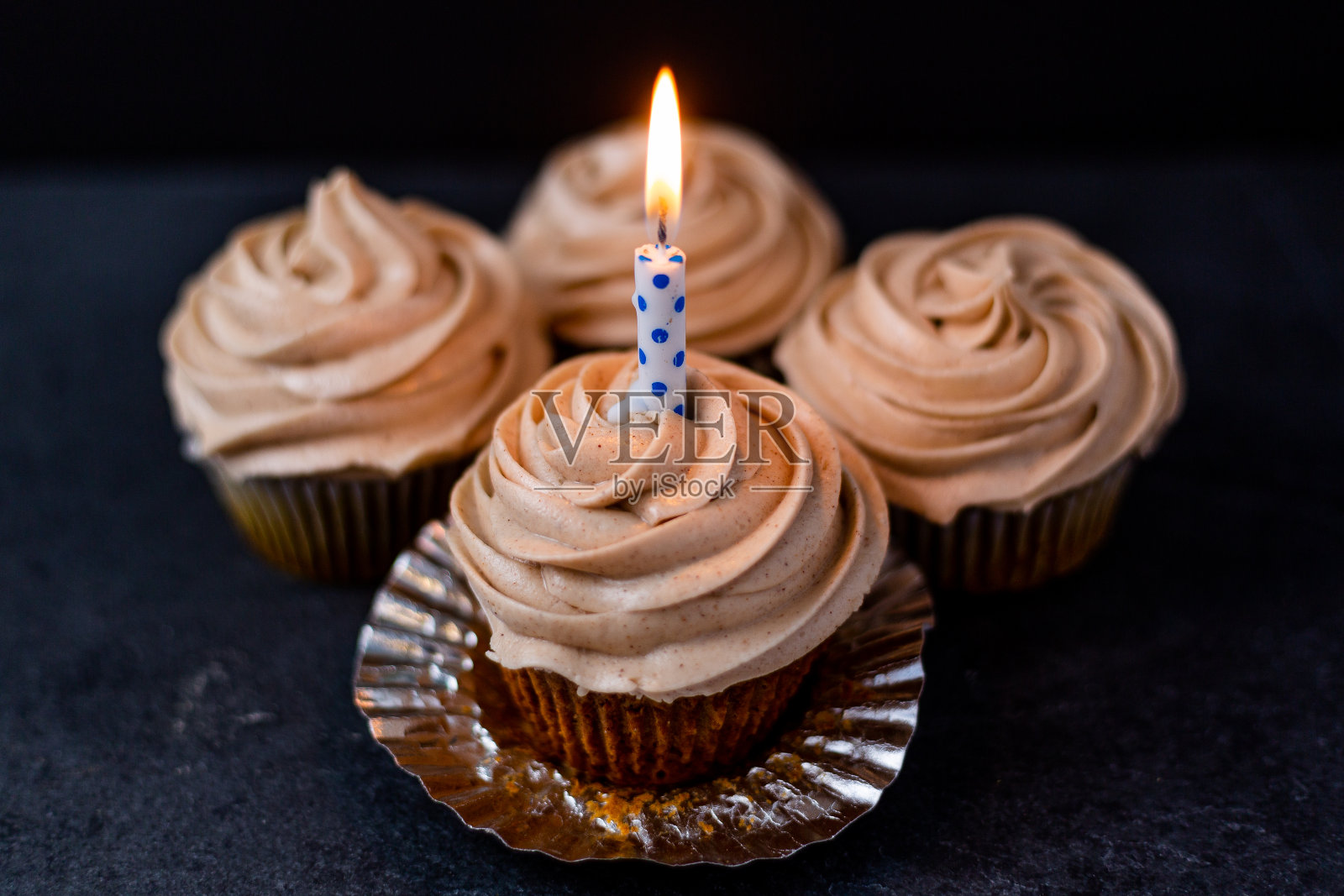 带蜡烛的生日蛋糕照片摄影图片