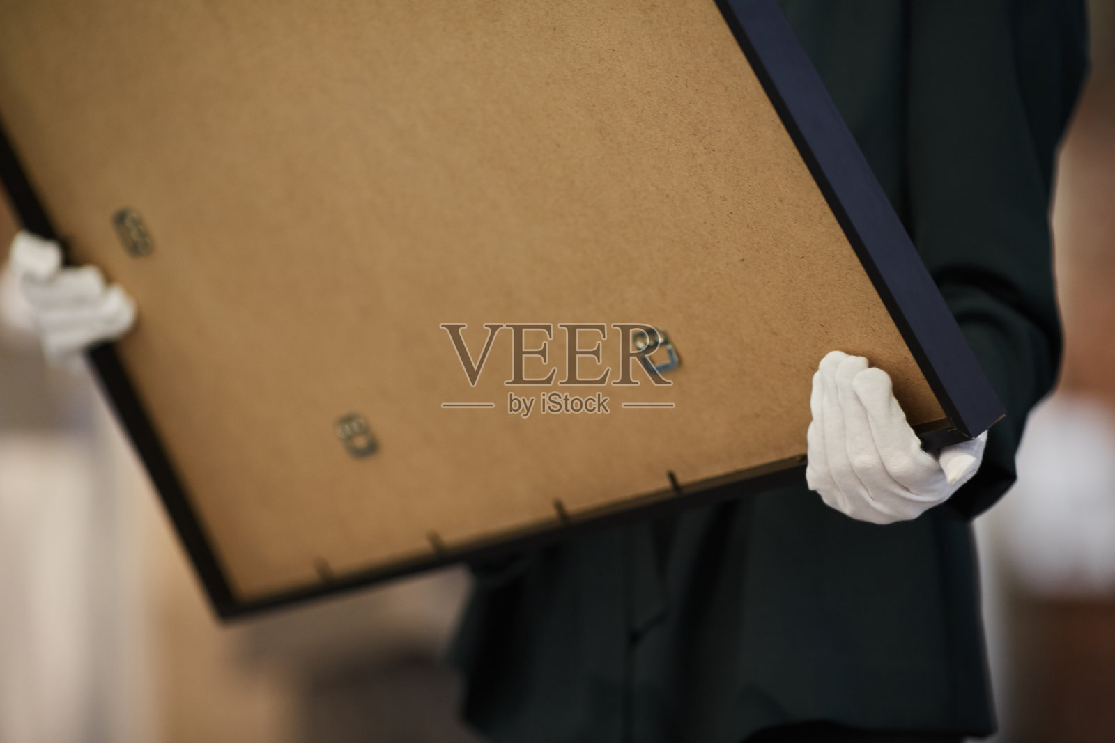 拿着画的女人照片摄影图片