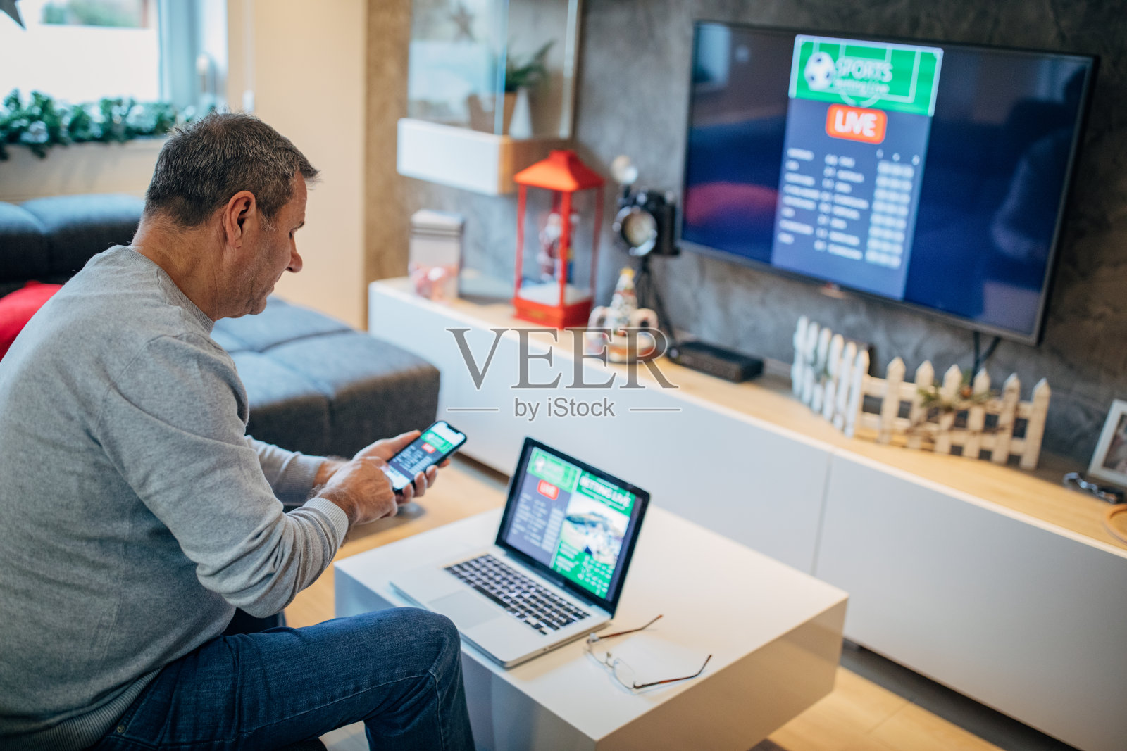 用电脑看足球比赛和打赌照片摄影图片