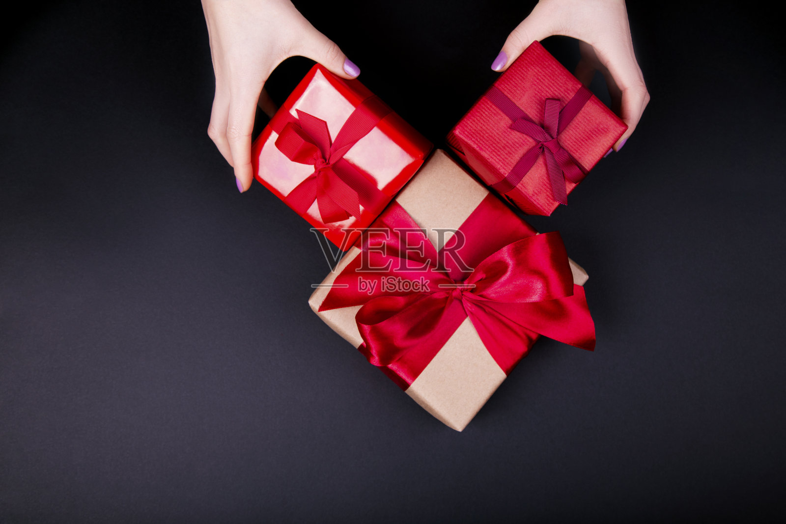 女人手里拿着牛皮纸礼品盒照片摄影图片