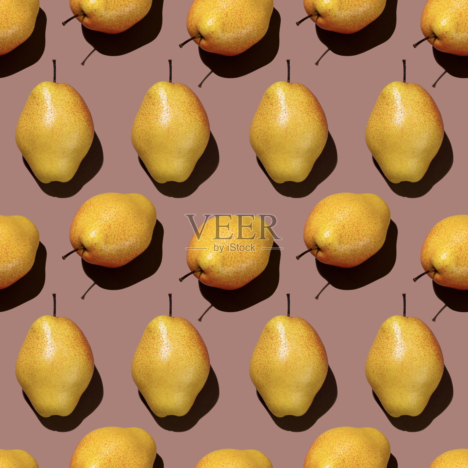 孤立在米色纸背景上的无缝黄梨图案。照片摄影图片