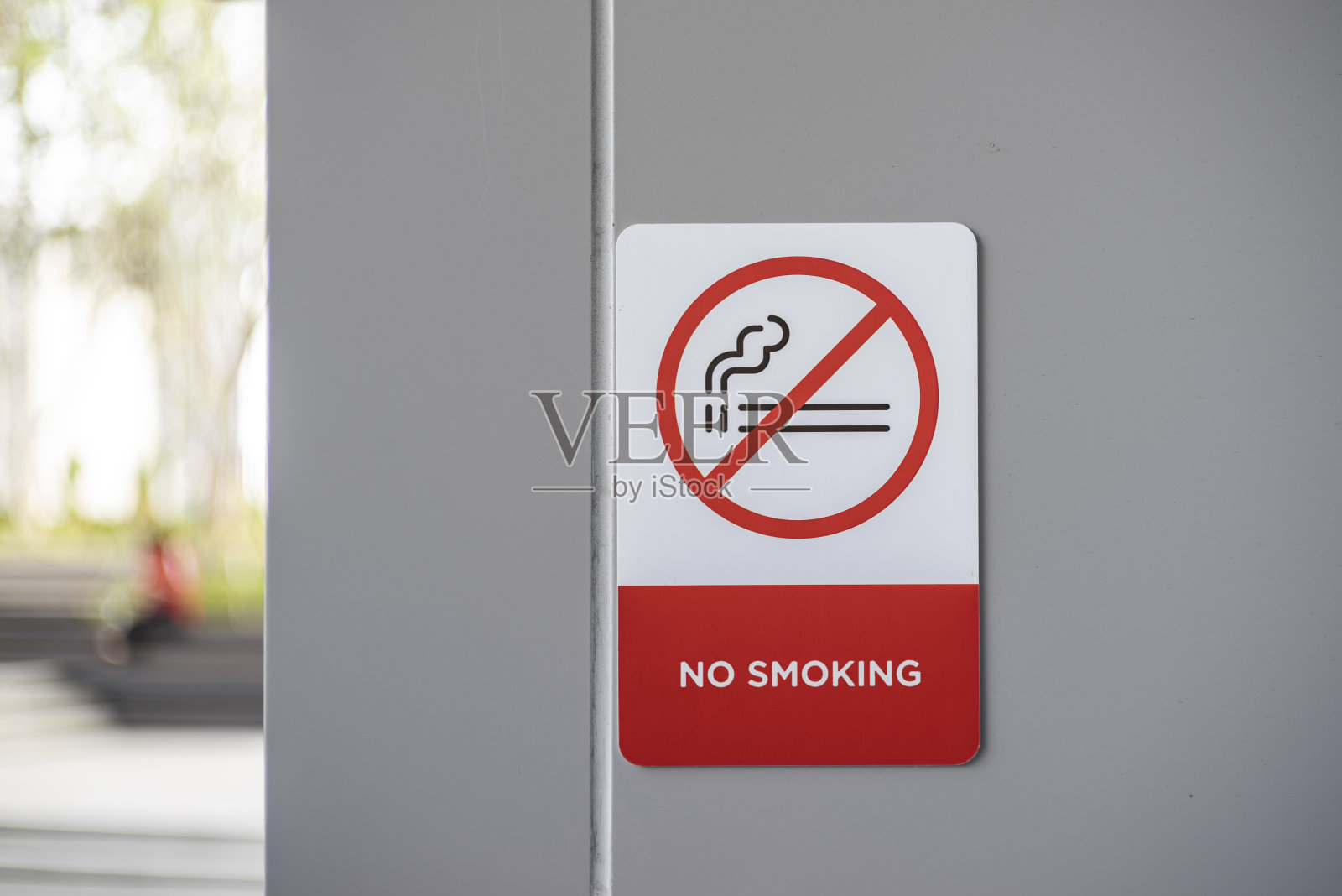 在城市贴上禁止吸烟的金属标志照片摄影图片