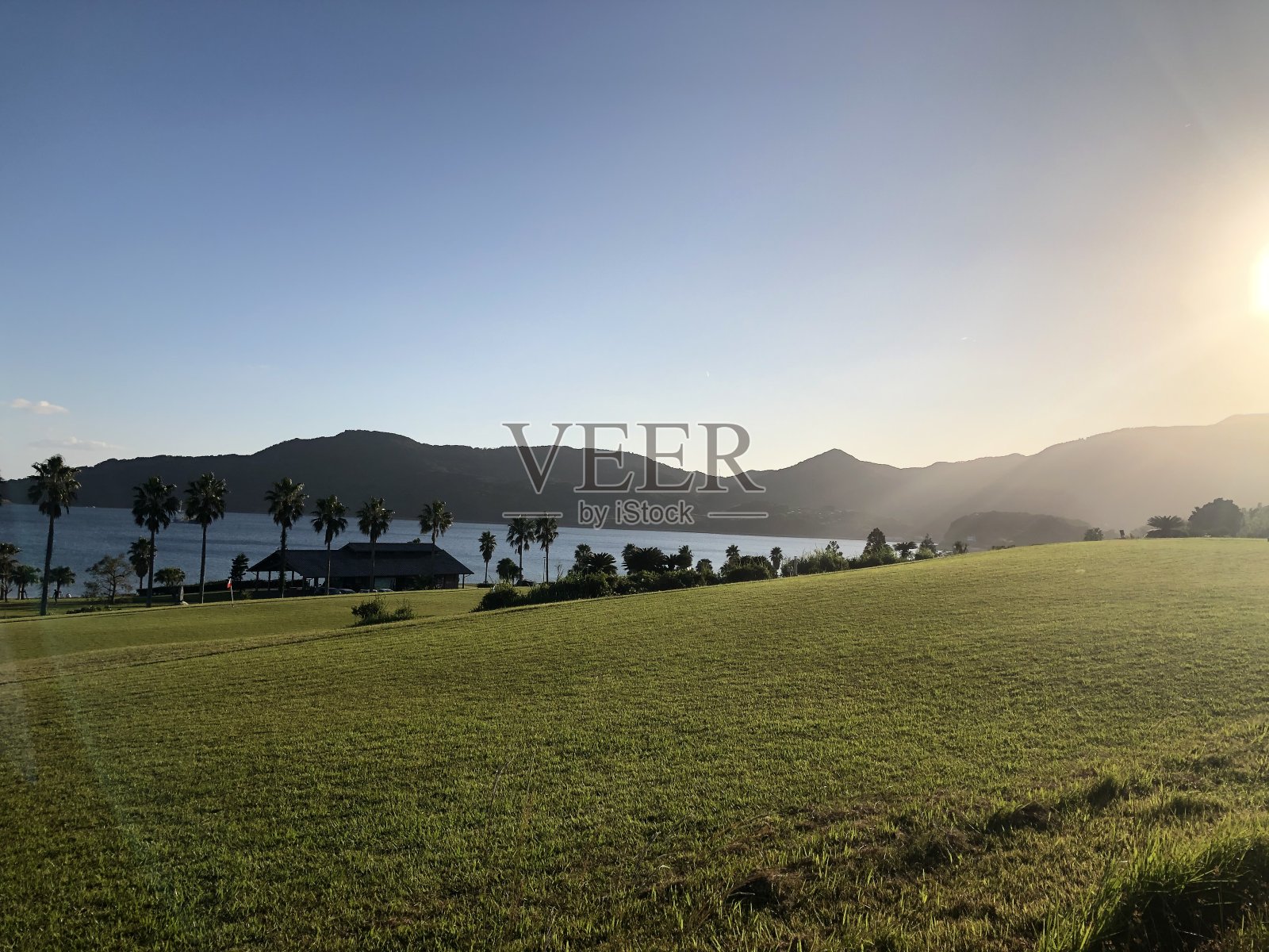 受阳光照射的海滨场照片摄影图片