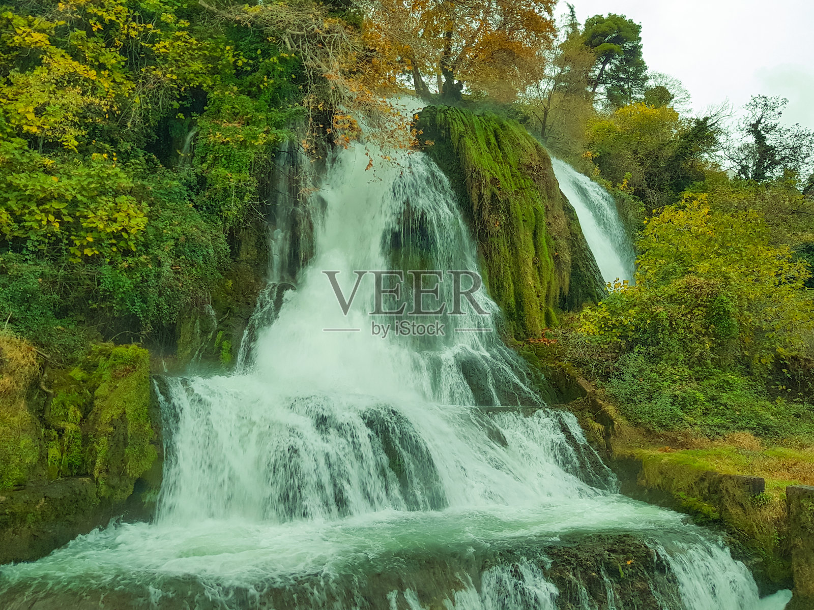 爱得萨瀑布在马其顿完美的希腊流动照片摄影图片