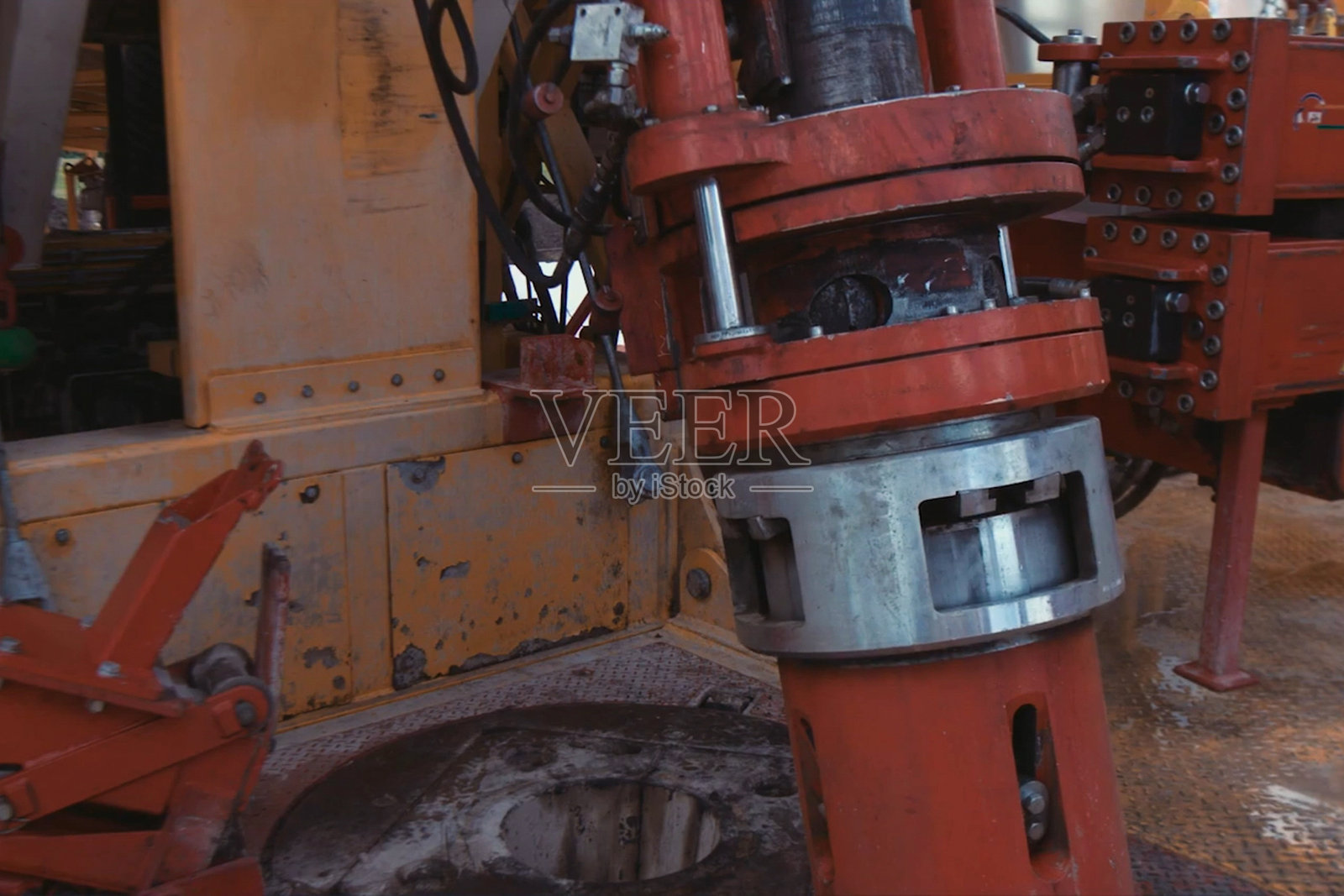 钻井工作。钻机,旋转钻杆。照片摄影图片