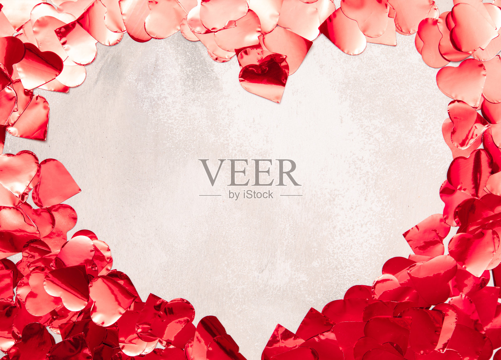 粉色心形纸屑在白色木质背景上的时尚风格。红心,情人节贺卡照片摄影图片