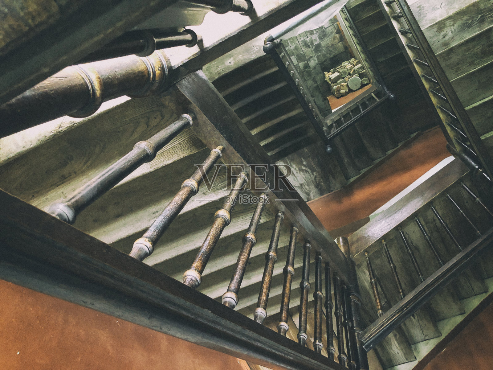 利沃夫一座古老建筑中的方形木制楼梯照片摄影图片