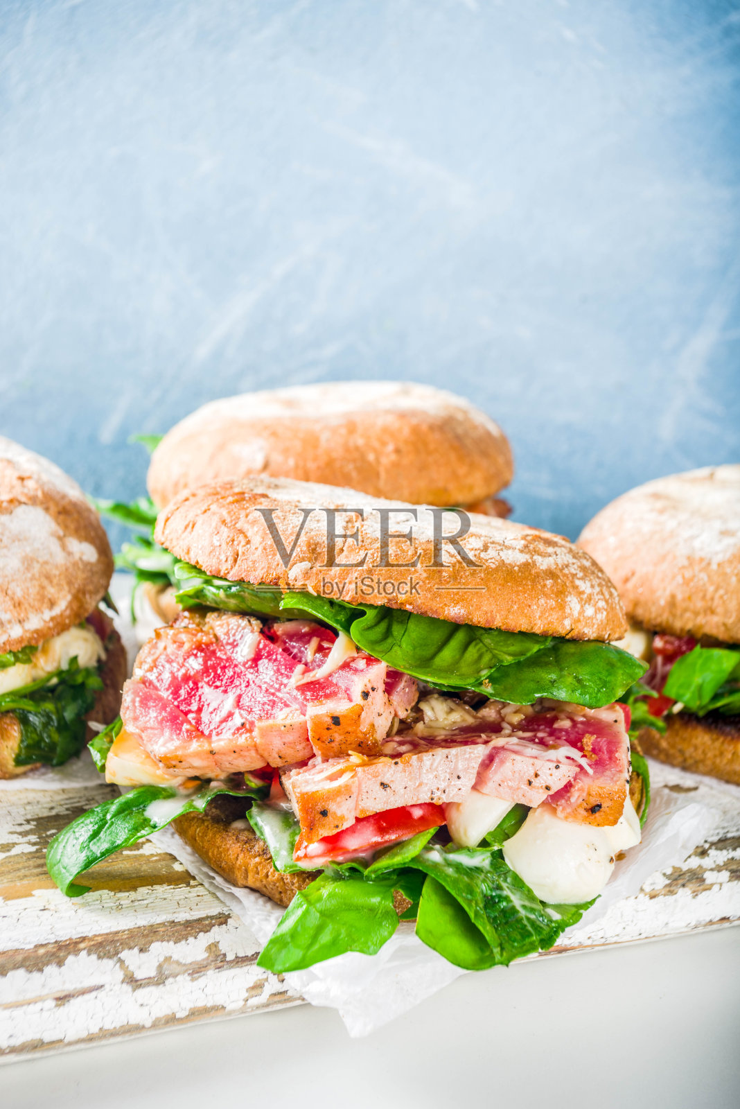 各种海鲜和鱼汉堡搭配照片摄影图片