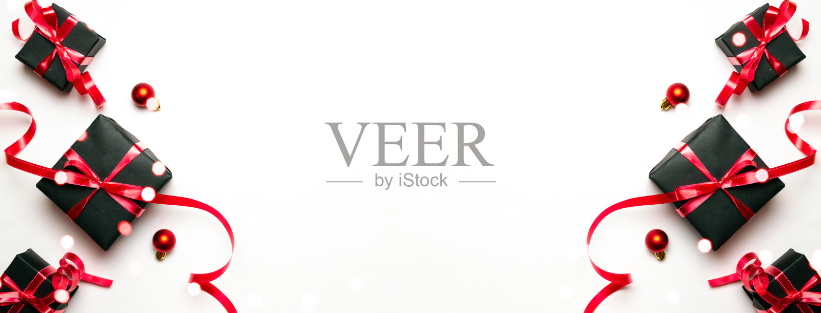 圣诞礼物,红色装饰上白色背景俯视图。圣诞礼物。冬天的圣诞节假期。圣诞快乐,节日快乐,贺卡,相框,横幅。新年。诺埃尔。平躺照片摄影图片