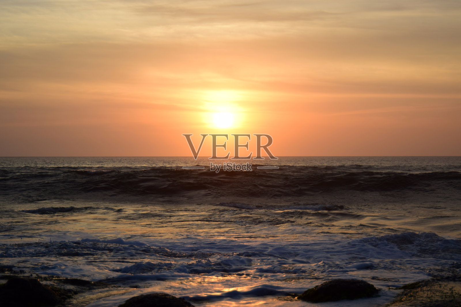 海面上的热带日落。照片摄影图片