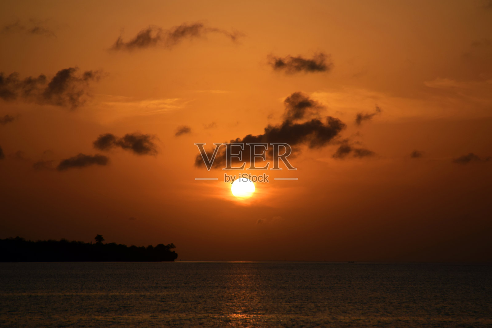 海面上的热带日落。照片摄影图片