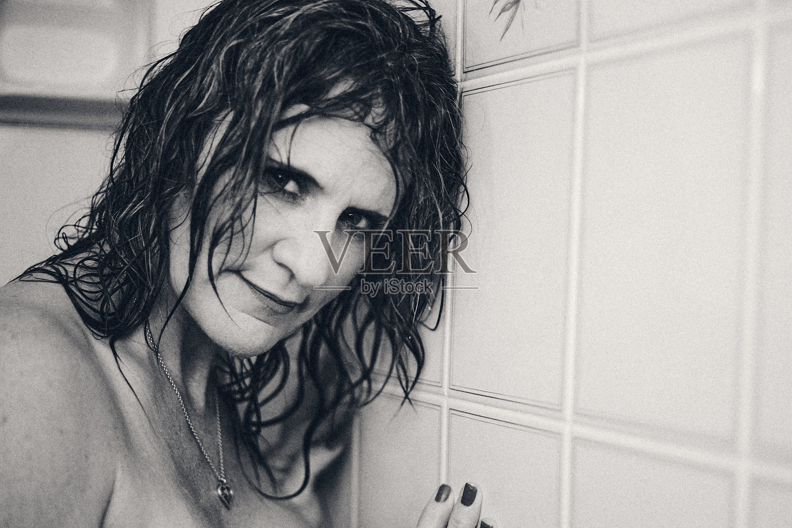 黑白照片的女人放松在浴室。照片摄影图片