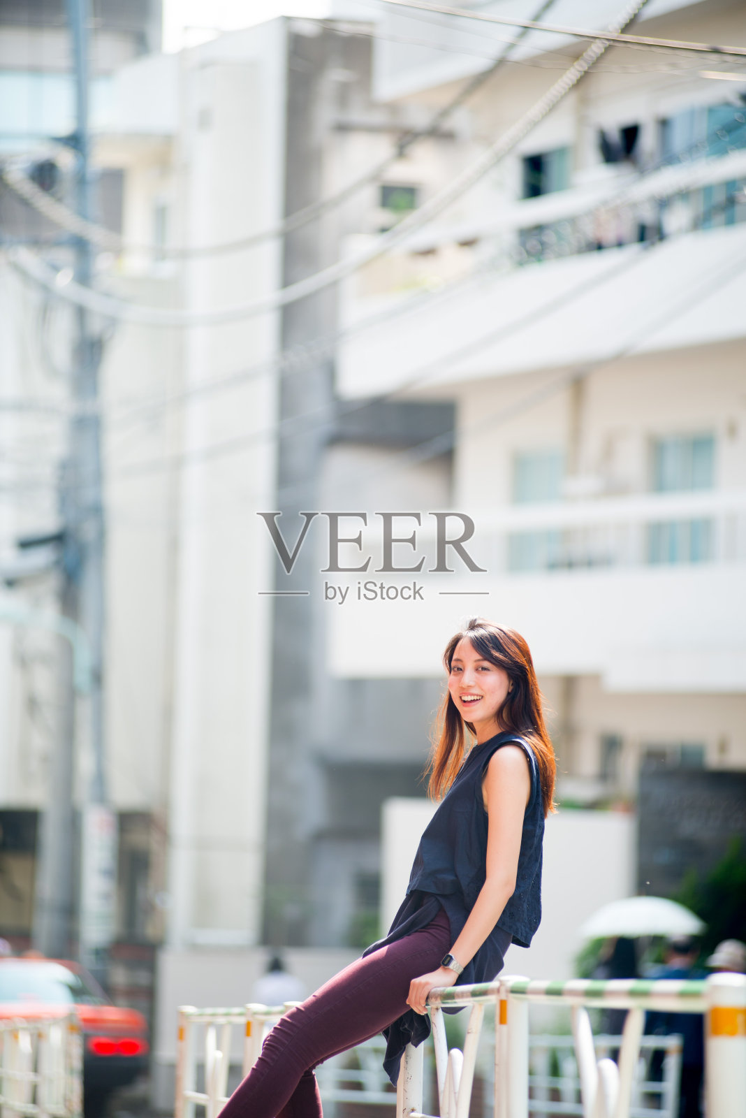 亚洲女模特在街上摆姿势拍照照片摄影图片