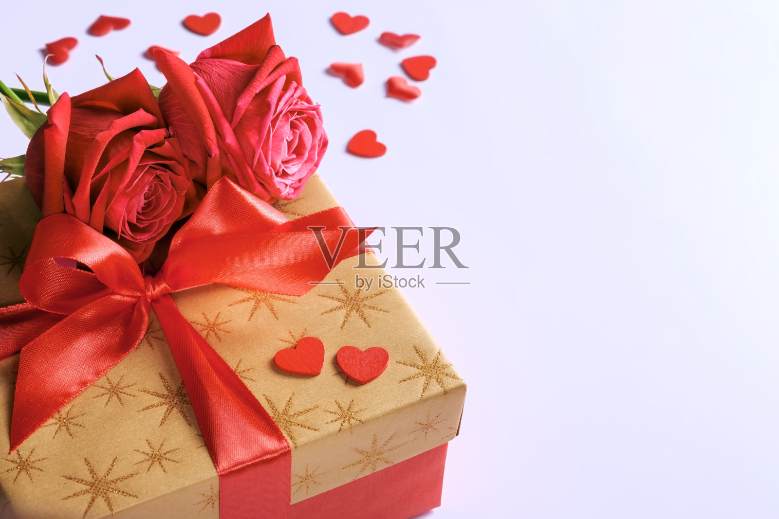 金色礼盒,红丝带,玫瑰和小心形,情人节的概念照片摄影图片