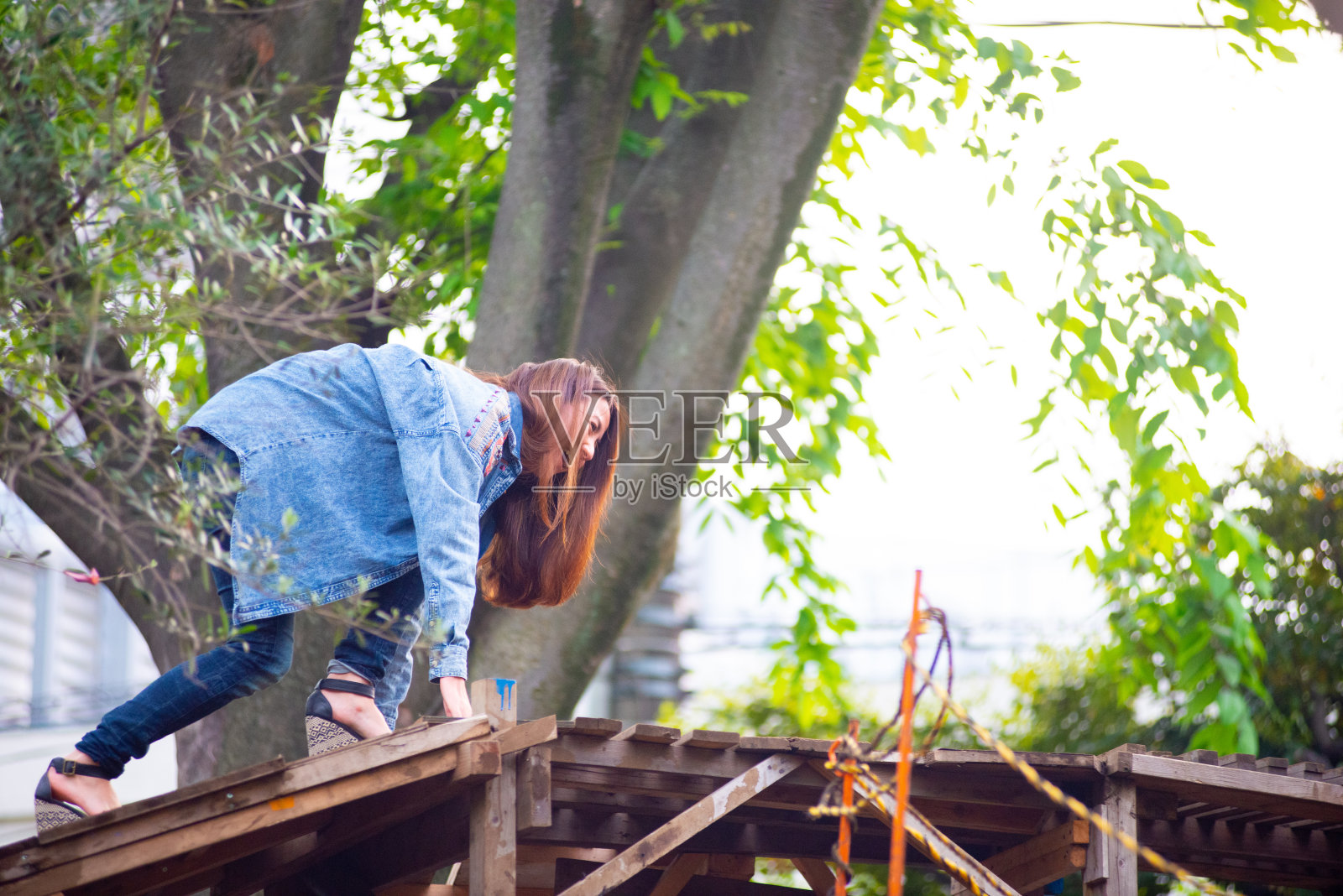 亚洲女模特在街上摆姿势拍照照片摄影图片