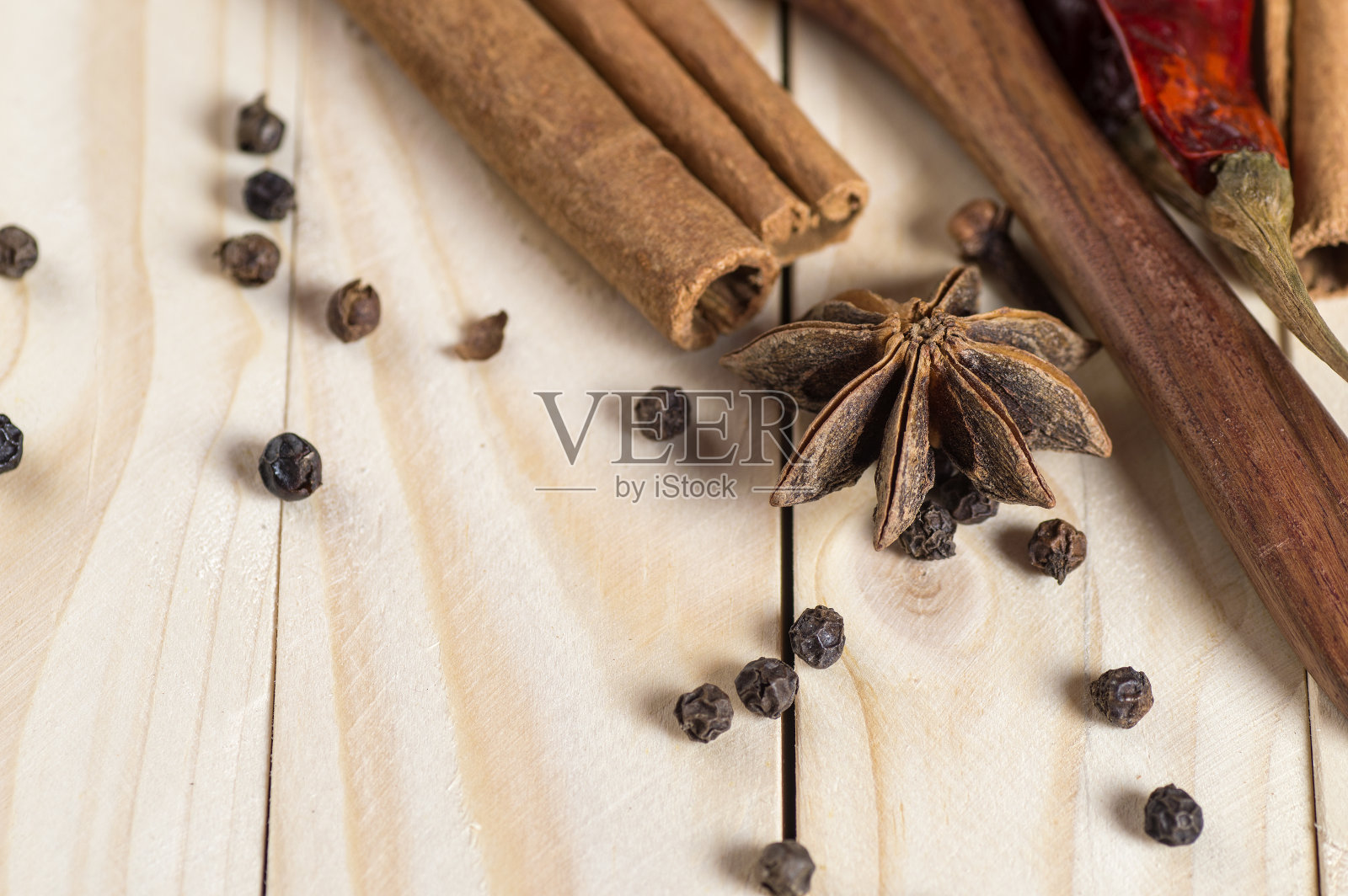 香料和草药。食物和烹饪材料。肉桂棒,八角,黑胡椒,辣椒,小豆蔻和丁香在木制背景照片摄影图片