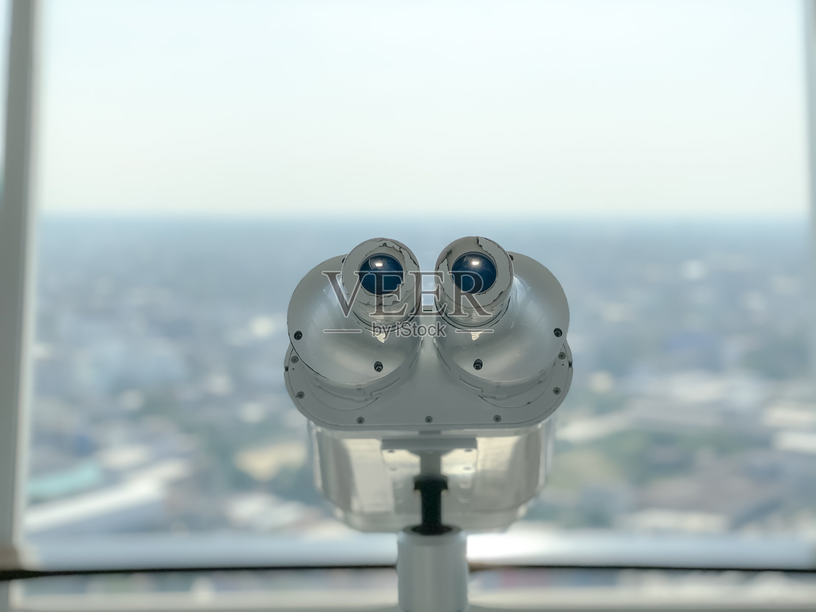 双筒望远镜供游客在建筑和城市背景。照片摄影图片