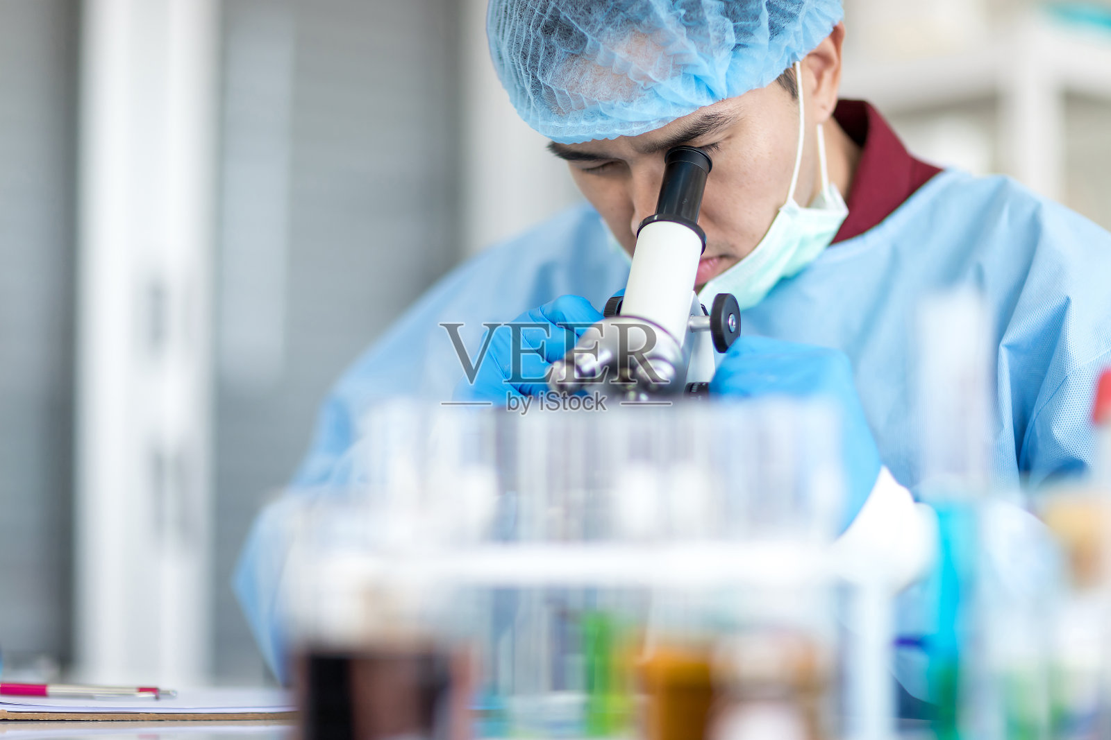 亚洲科学家正在寻找显微镜照片摄影图片