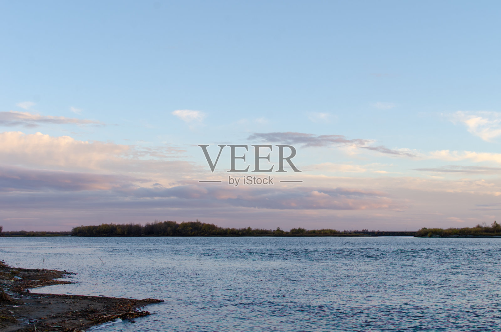 额尔齐斯河秋季河岸的景色照片摄影图片