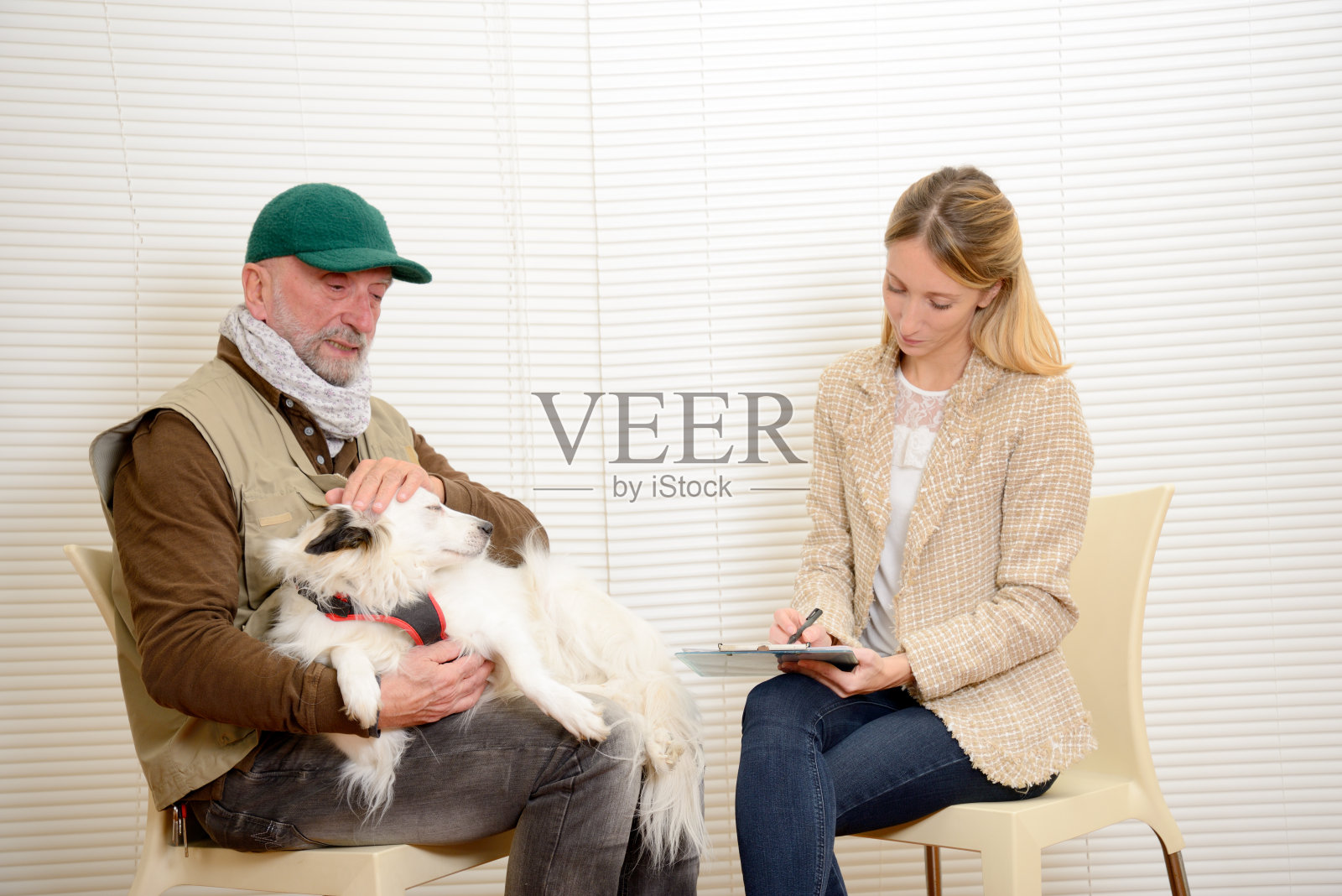 年长男士和他的狗与宠物心理学家照片摄影图片