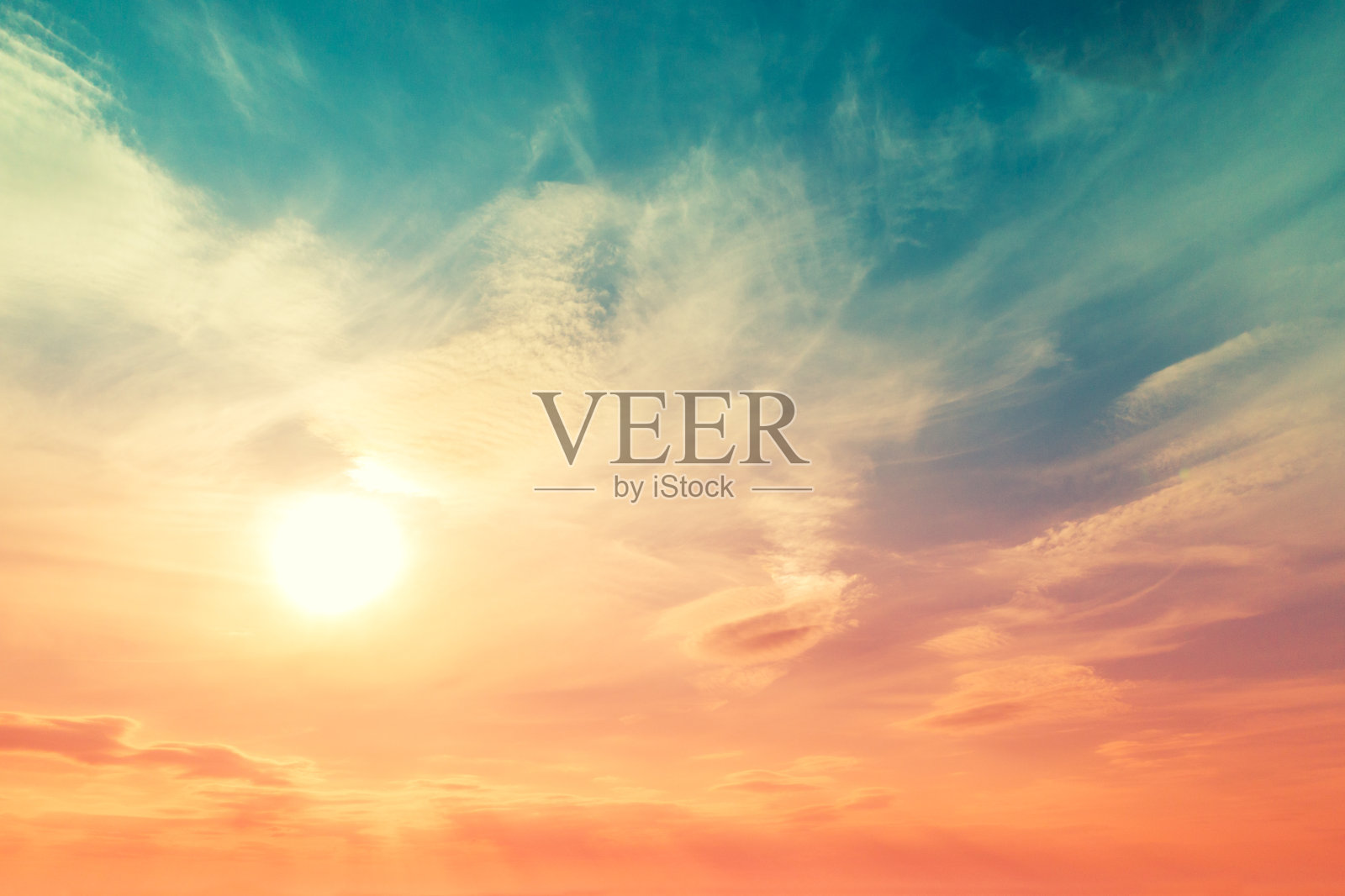 日落时五颜六色的多云天空。渐变颜色。天空纹理。抽象的自然背景照片摄影图片