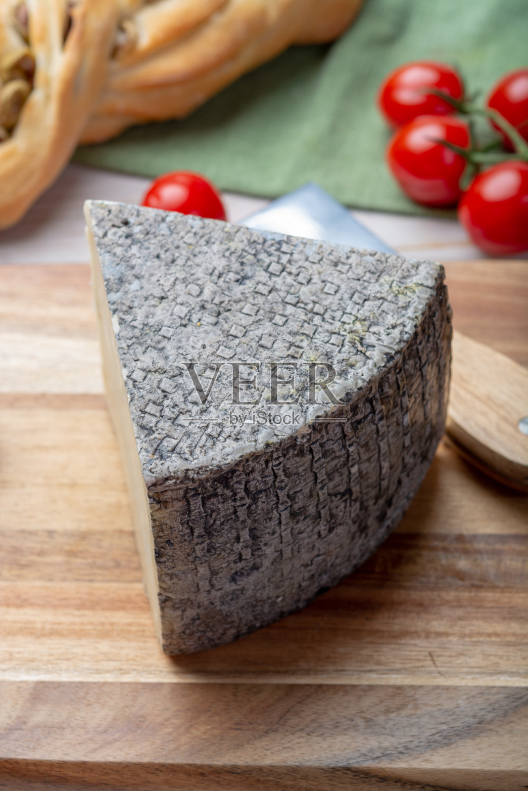 意大利奶酪,一片成熟的托斯卡纳佩科里诺羊奶酪配橄榄面包和西红柿照片摄影图片