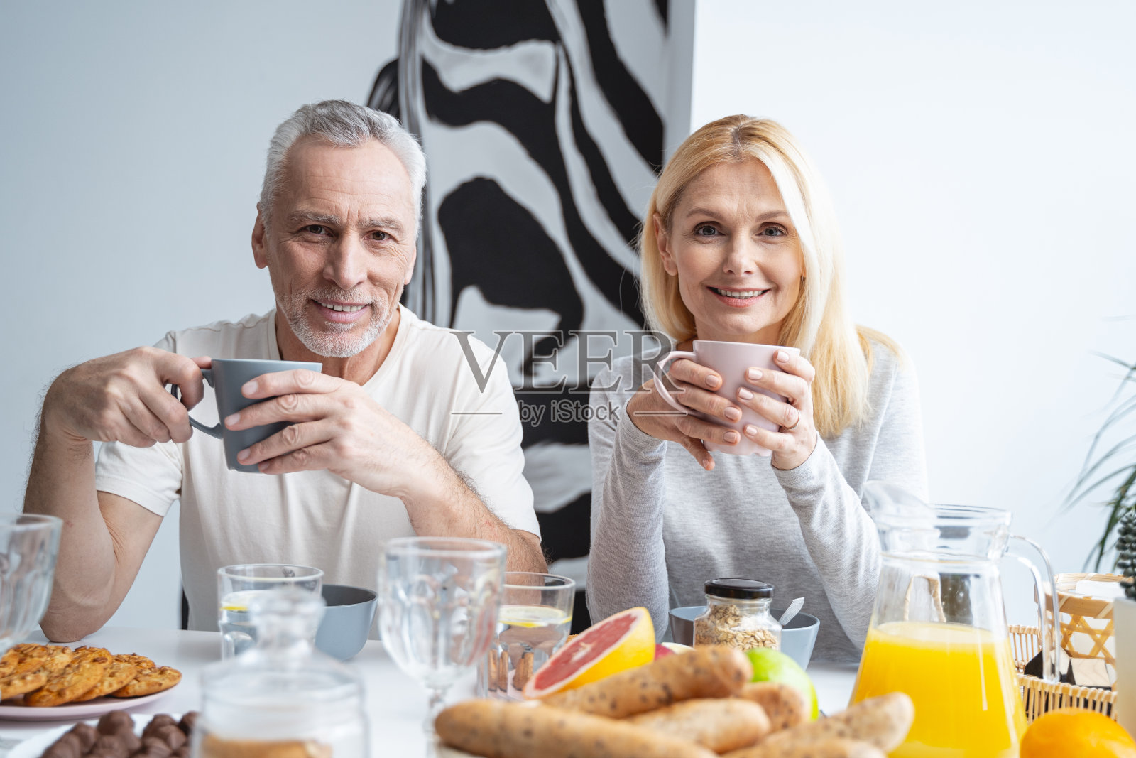 在厨房库存照片中,快乐的夫妇和美味的茶照片摄影图片