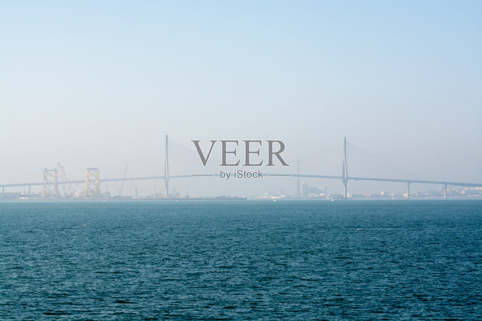 西班牙的交通,横跨加的斯湾大桥,连接加的斯和西班牙大陆的雷亚尔港照片摄影图片