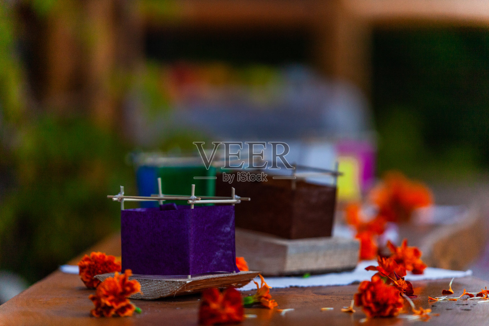 各种颜色的彩灯船被橙色的花包围着照片摄影图片