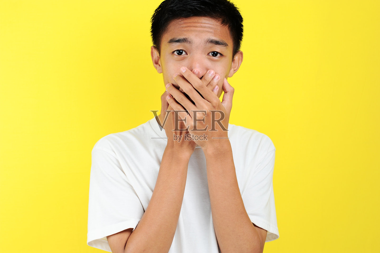 黄底白衬衫亚洲男子震惊的表情照片摄影图片