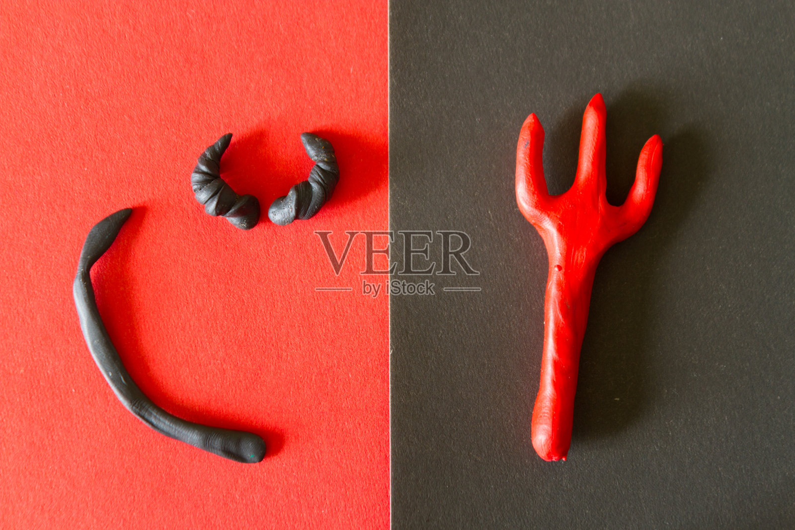 红色背景上的三叉戟照片摄影图片