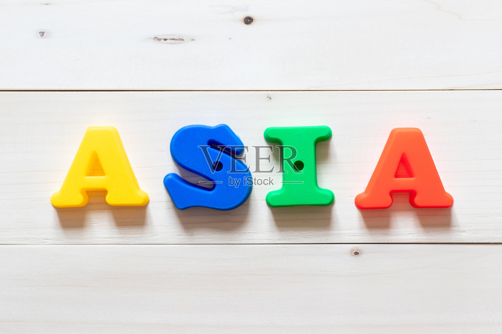 字母块在字亚洲在白木背景照片摄影图片