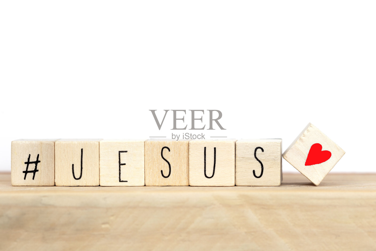 带有主题标签和单词耶稣的木制方块,社交媒体概念上帝是爱概念文本背景照片摄影图片