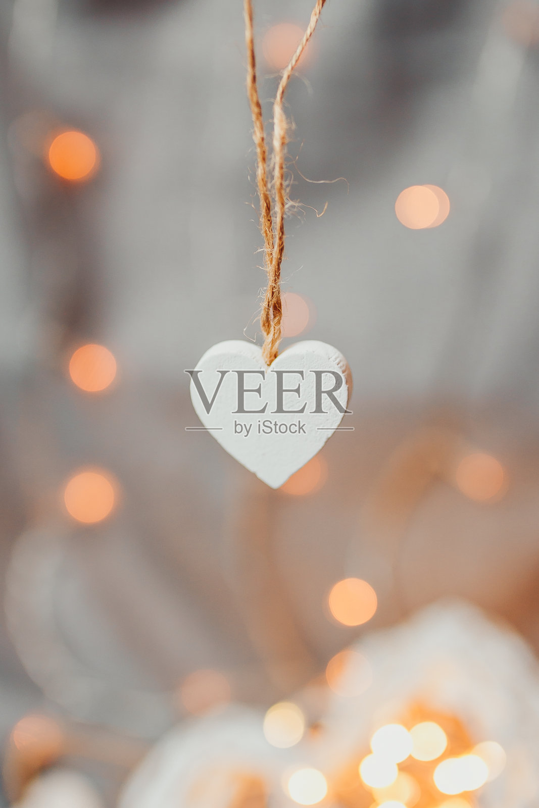 情人节卡片。白色木心与明亮的散克。花环灯的心。照片摄影图片