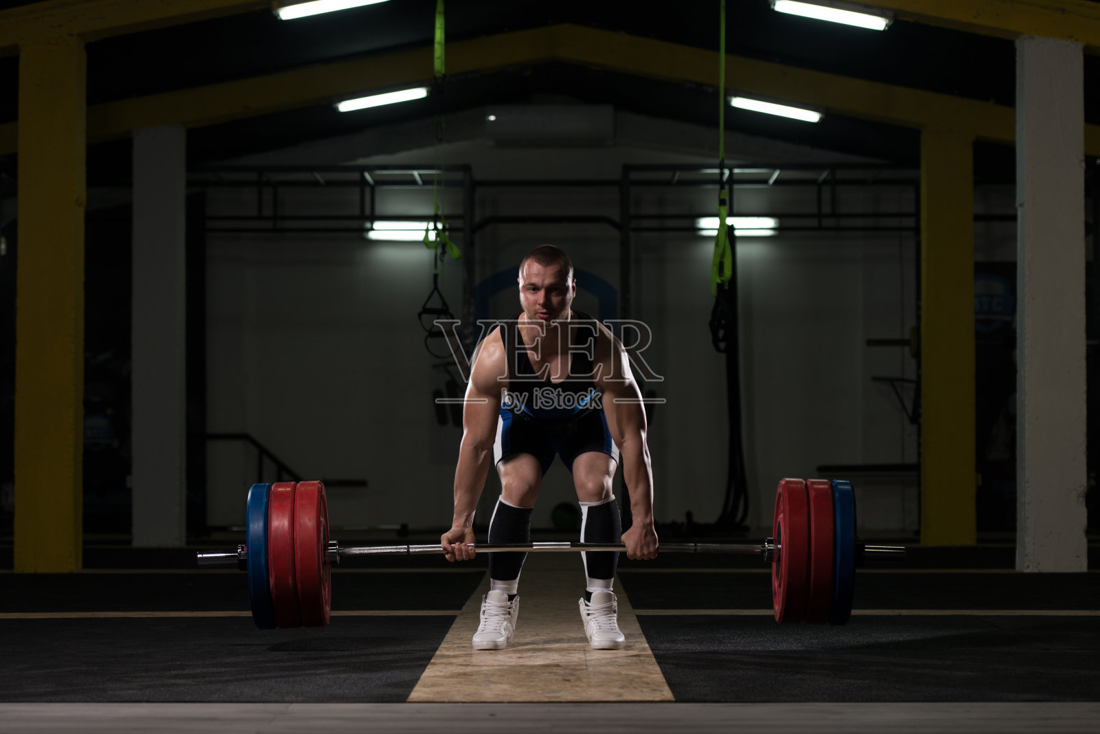 力量举运动员杠铃硬拉训练照片摄影图片